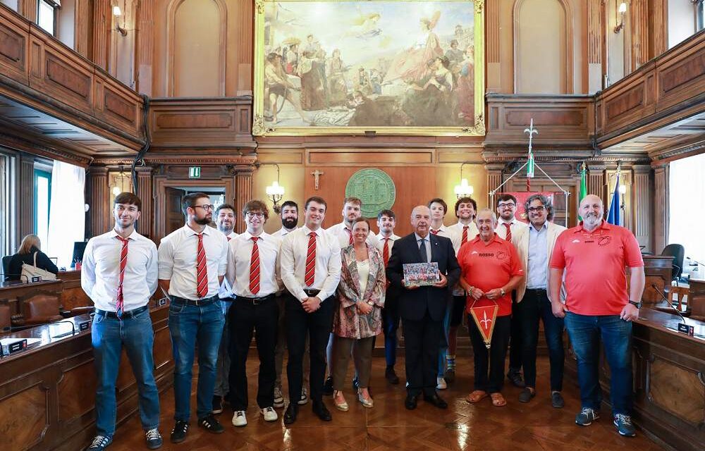 I GIOCATORI DEL VENJULIA RUGBY IN SALA CONSIGLIO