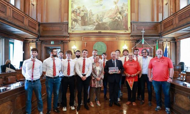 I GIOCATORI DEL VENJULIA RUGBY IN SALA CONSIGLIO