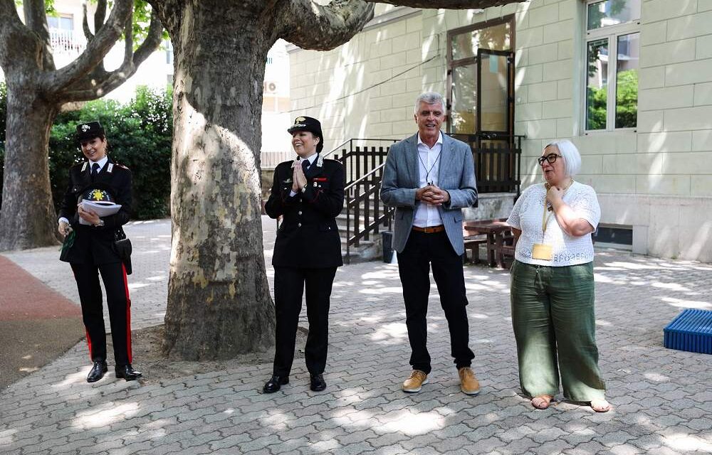 I BAMBINI DELLA SCUOLA DELL’INFANZIA DEL SOLE DONANO I LORO DISEGNI AI CARABINIERI IN SEGNO DI RINGRAZIAMENTO PER L’OSPITALITÀ RICEVUTA, IN OCCASIONE DELL’ANNIVERSARIO DELLA FONDAZIONE DELL’ARMA