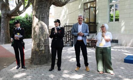 I BAMBINI DELLA SCUOLA DELL’INFANZIA DEL SOLE DONANO I LORO DISEGNI AI CARABINIERI IN SEGNO DI RINGRAZIAMENTO PER L’OSPITALITÀ RICEVUTA, IN OCCASIONE DELL’ANNIVERSARIO DELLA FONDAZIONE DELL’ARMA