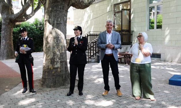 I BAMBINI DELLA SCUOLA DELL’INFANZIA DEL SOLE DONANO I LORO DISEGNI AI CARABINIERI IN SEGNO DI RINGRAZIAMENTO PER L’OSPITALITÀ RICEVUTA, IN OCCASIONE DELL’ANNIVERSARIO DELLA FONDAZIONE DELL’ARMA