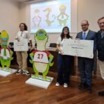 La lucertola “Doro” sarà la mascotte ufficiale di Eyof Lignano 2027: a Trieste la presentazione ufficiale insieme al vicepresidente della regione FVG, Mario Anzil