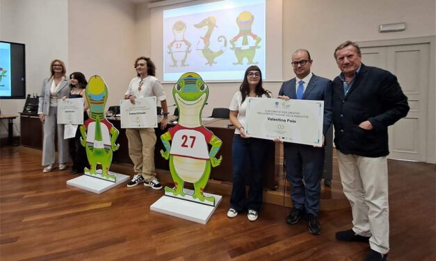 La lucertola “Doro” sarà la mascotte ufficiale di Eyof Lignano 2027: a Trieste la presentazione ufficiale insieme al vicepresidente della regione FVG, Mario Anzil