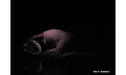 LA BELLEZZA DOPO LA GUERRA: AL CREPUSCOLO LA DANZA DI ALESSANDRA CRISTIANI TRA MEMORIA E CONFINI