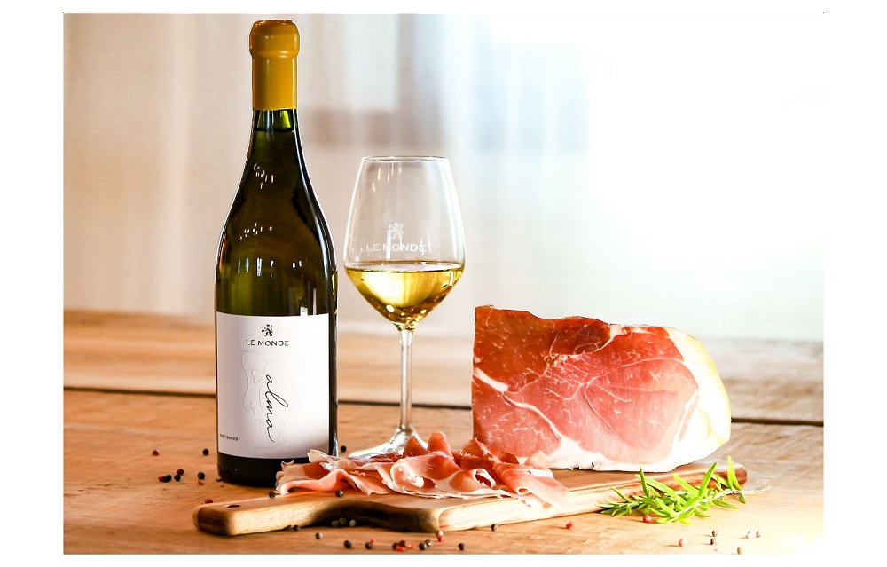 L’estate secondo Le Monde: Alma Pinot Bianco DOC incontra il prosciutto crudo di Ragogna