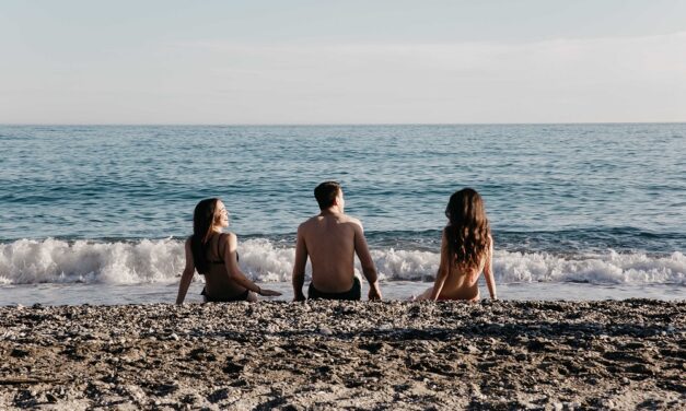 Estate 2026: al mare spopola il turismo libertino