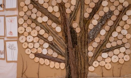 «SUSSURRI NEL BOSCO» I BIMBI, GLI ALBERI E L’ECOLOGIA: inaugurata la mostra artistica presso la scuola dell’infanzia «Maria Forte» di Udine
