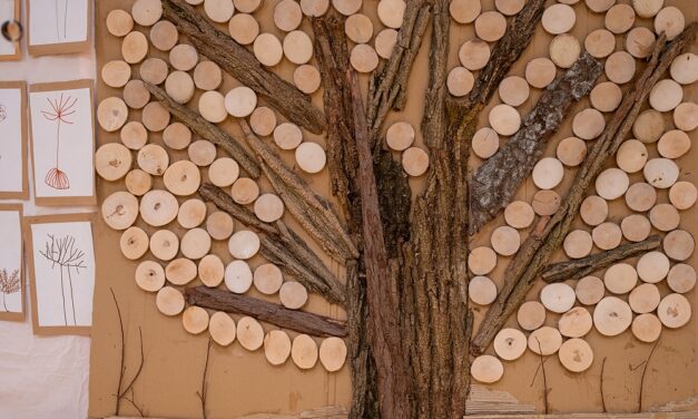 «SUSSURRI NEL BOSCO» I BIMBI, GLI ALBERI E L’ECOLOGIA: inaugurata la mostra artistica presso la scuola dell’infanzia «Maria Forte» di Udine