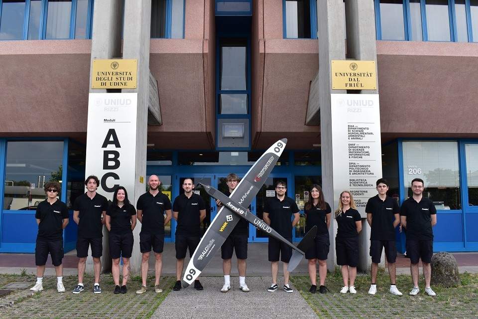 SFIDA INTERNAZIONALE FRA DRONI AEREI, 11 STUDENTI DELL’UNIVERSITÀ DI UDINE ALL’AIR CARGO CHALLENGE DI STOCCARDA