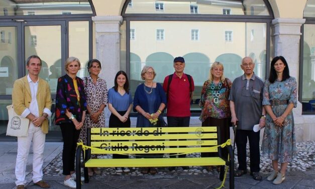 A GORIZIA LA PANCHINA GIALLA “IN RICORDO DI GIULIO REGENI”, PER NON DIMENTICARE E PER ONORARE LA BATTAGLIA PER LA VERITÀ