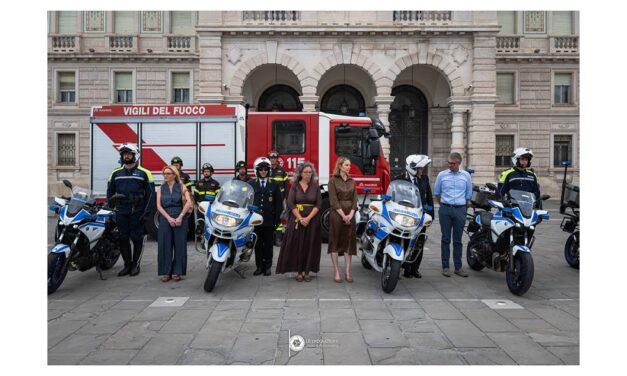 SOTTO LA PREFETTURA UNA RAPPRESENTANZA DELLE FORZE DELL’ORDINE HA RESO OMAGGIO A FRANCESCO IMPREZZABILE CON IL SUONO PROLUNGATO DELLE SIRENE