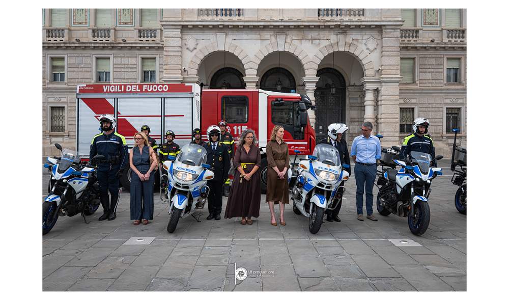 SOTTO LA PREFETTURA UNA RAPPRESENTANZA DELLE FORZE DELL’ORDINE HA RESO OMAGGIO A FRANCESCO IMPREZZABILE CON IL SUONO PROLUNGATO DELLE SIRENE