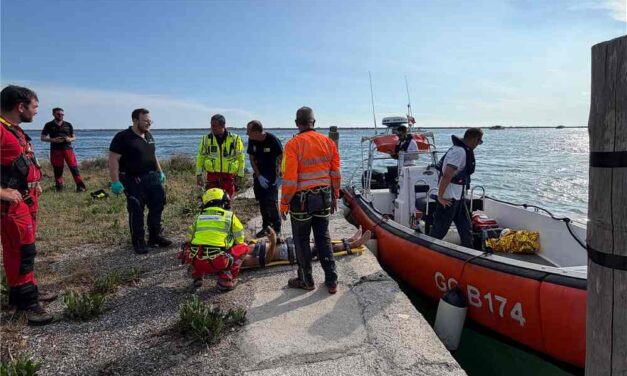 GUARDIA COSTIERA: SOCCORSO DIPORTISTA A GRADO PER UNA CADUTA ACCIDENTALE DA UN’IMBARCAZIONE