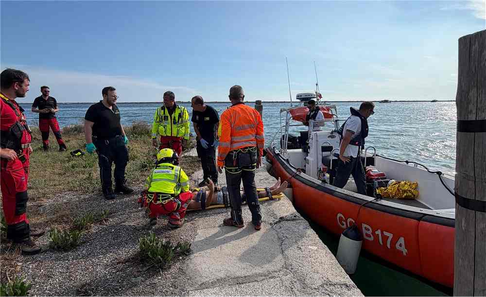 GUARDIA COSTIERA: SOCCORSO DIPORTISTA A GRADO PER UNA CADUTA ACCIDENTALE DA UN’IMBARCAZIONE