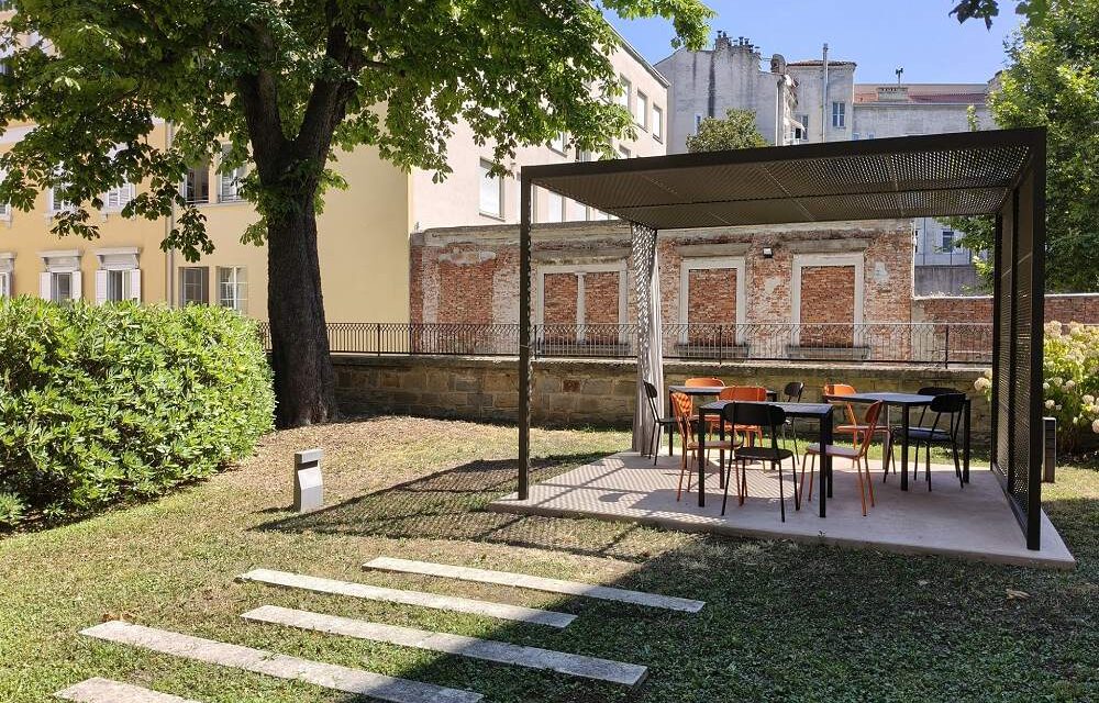 SALA LETTURA IN GIARDINO E ORARI DI APERTURA ESTIVI DELLA BIBLIOTECA STATALE STELIO CRISE