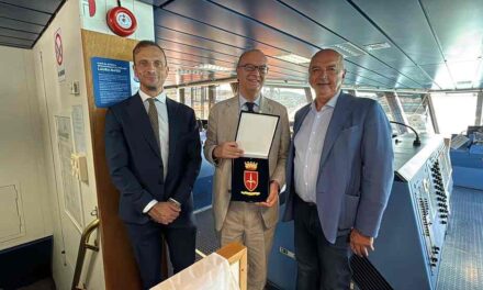 IL SINDACO ROBERTO DIPIAZZA HA DONATO IL CREST DEL COMUNE DI TRIESTE AL MINISTRO GIUSEPPE VALDITARA