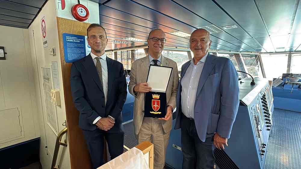 IL SINDACO ROBERTO DIPIAZZA HA DONATO IL CREST DEL COMUNE DI TRIESTE AL MINISTRO GIUSEPPE VALDITARA