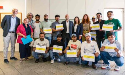 FONDAZIONE FINCANTIERI E SOCIETÀ DANTE ALIGHIERI: CONSEGNATI A MONFALCONE I PRIMI ATTESTATI DEL CORSO DI EDUCAZIONE CIVICA PER I LAVORATORI STRANIERI DELL’INDOTTO