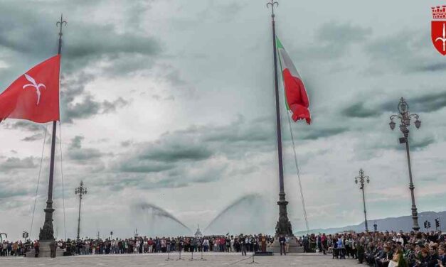 PIAZZA UNITÀ D’ITALIA TORNA A VESTIRSI DI BANDIERE: CONFERMATO ANCHE PER L’ESTATE 2026 L’IMBANDIERAMENTO DEI PILI