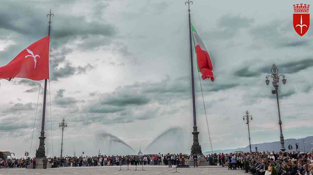 PIAZZA UNITÀ D’ITALIA TORNA A VESTIRSI DI BANDIERE: CONFERMATO ANCHE PER L’ESTATE 2026 L’IMBANDIERAMENTO DEI PILI