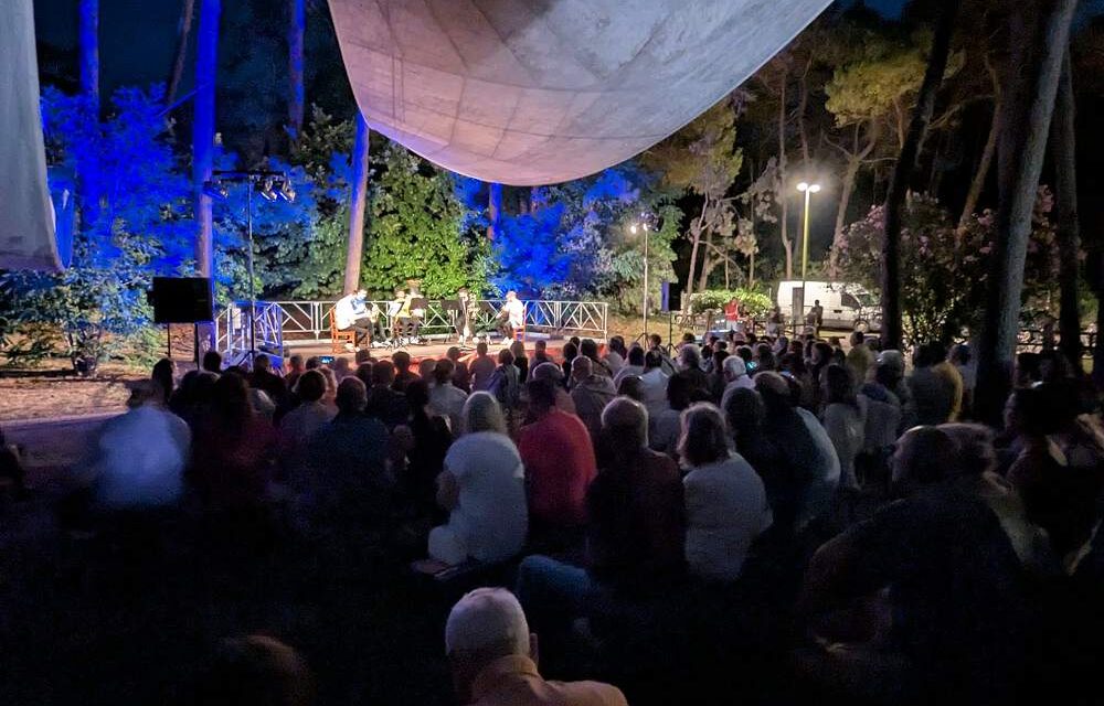 NOTTI DI MEZZA ESTATE TORNA A LIGNANO SABBIADORO: SETTE APPUNTAMENTI PER VIAGGIARE TRA PAROLE, MUSICA E RACCONTI