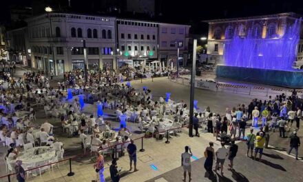 PIAZZA DELLA REPUBBLICA SI VESTE DI BIANCO: ELEGANZA, FESTA E INCLUSIONE NEL CUORE DI MONFALCONE
