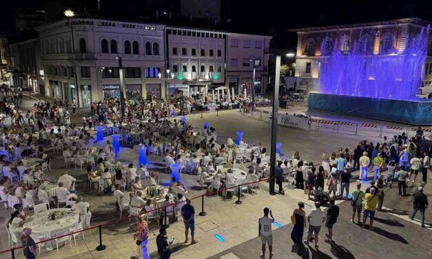 PIAZZA DELLA REPUBBLICA SI VESTE DI BIANCO: ELEGANZA, FESTA E INCLUSIONE NEL CUORE DI MONFALCONE