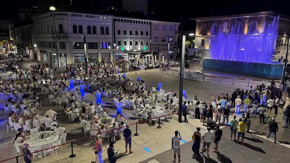PIAZZA DELLA REPUBBLICA SI VESTE DI BIANCO: ELEGANZA, FESTA E INCLUSIONE NEL CUORE DI MONFALCONE