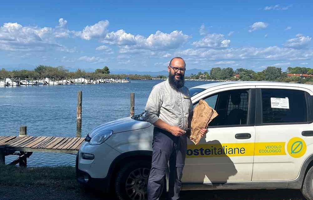 POSTE ITALIANE: IL PORTALETTERE DELL’ISOLA DI GRADO, QUANDO IL RECAPITO DIVENTA UN VIAGGIO NEL TERRITORIO