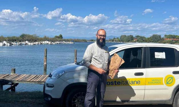POSTE ITALIANE: IL PORTALETTERE DELL’ISOLA DI GRADO, QUANDO IL RECAPITO DIVENTA UN VIAGGIO NEL TERRITORIO