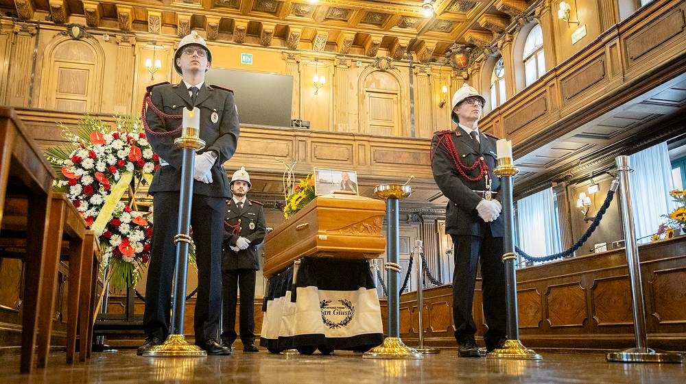 L’ULTIMO SALUTO ALL’ASSESSORE GIORGIO ROSSI: PALAZZO MUNICIPALE GREMITO PER IL COMMOSSO OMAGGIO DELLA CITTÀ