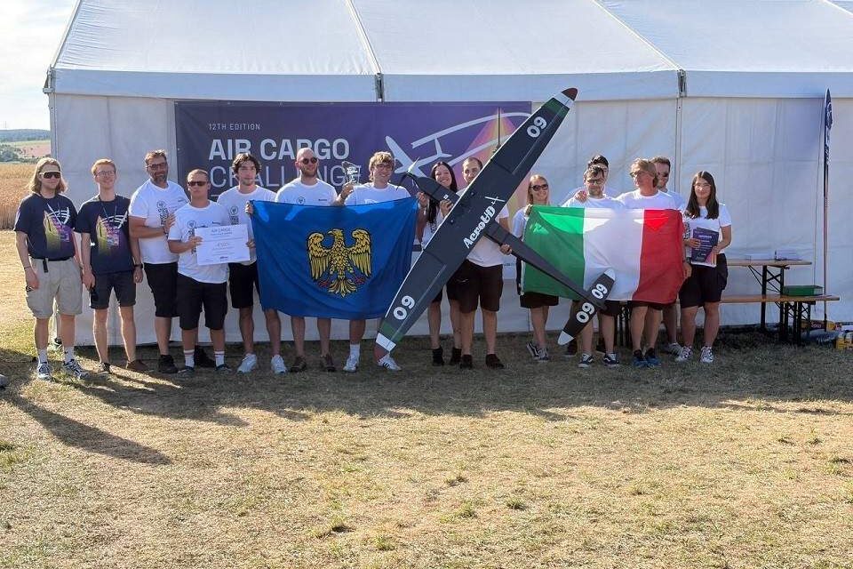 L’ATENEO DI UDINE “CAMPIONE DEL MONDO” DI VELIVOLI RADIOCOMANDATI GRAZIE A SANDOCAN, PROGETTATO DA UNDICI STUDENTI DI INGEGNERIA