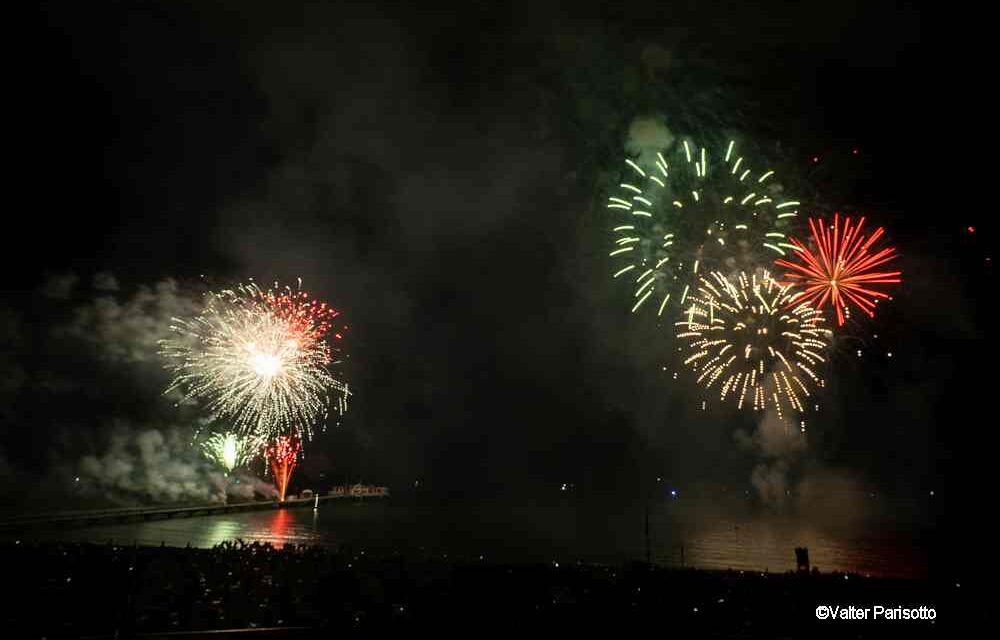 Trenta minuti di pura poesia: l’Incendio del Mare incanta Lignano Pineta