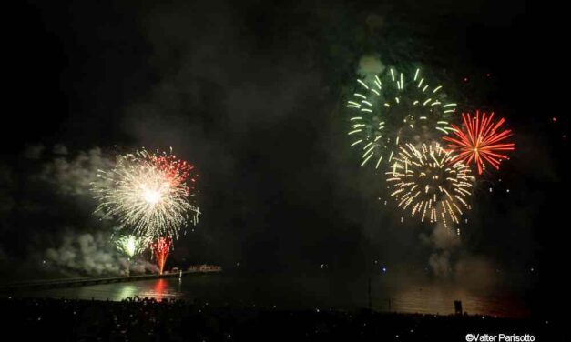 Trenta minuti di pura poesia: l’Incendio del Mare incanta Lignano Pineta