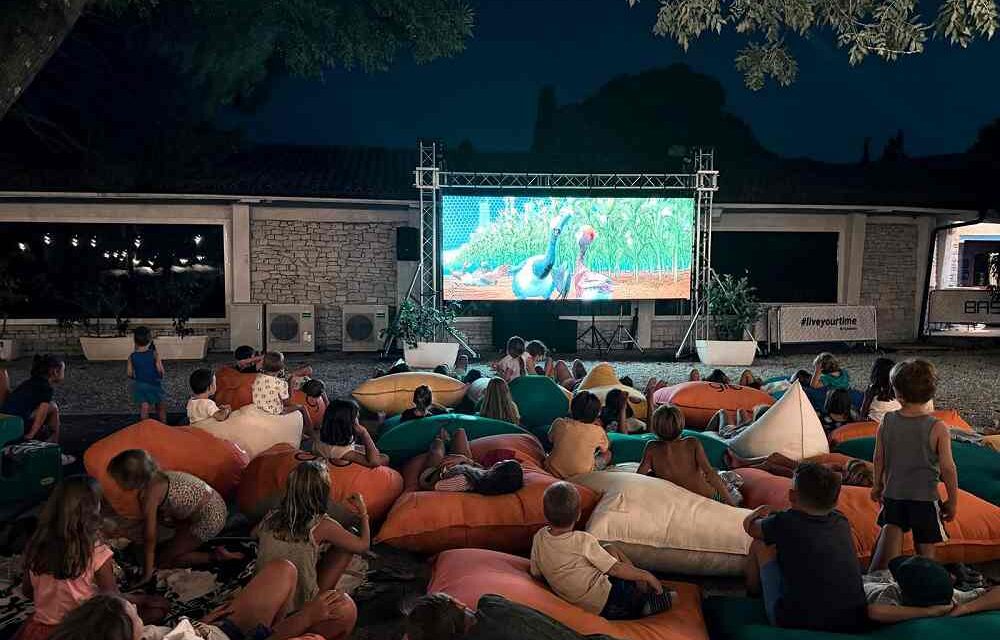 Ferragosto al Parco Caravella: cinema sotto le stelle per i bambini e poi tanta musica per i giovani al Base Club Experience