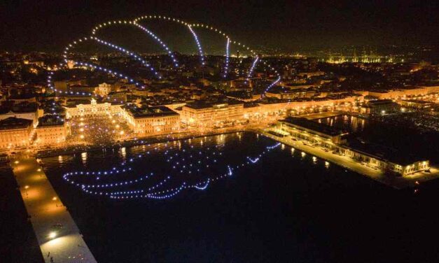 MARTEDÌ 18 AGOSTO IN PIAZZA UNITÀ A PARTIRE DALLE ORE 22 TRIESTE CELEBRA L’ESTATE CON LO SPETTACOLO “MILLE LUCI…SUL MARE: 1.000 DISPOSITIVI ILLUMINANTI PER UNA TRADIZIONE SOSTENIBILE