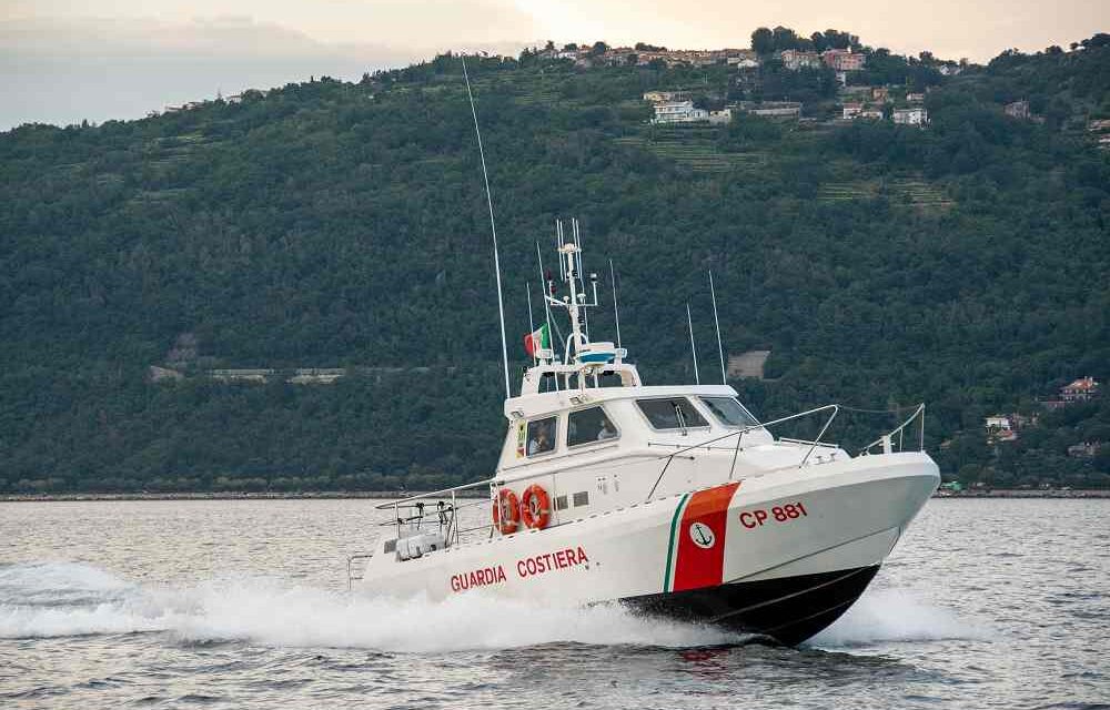 UNITÀ DA DIPORTO AFFONDA DAVANTI IL PORTO DI TRIESTE: NAUFRAGHI SOCCORSI DALLA GUARDIA COSTIERA