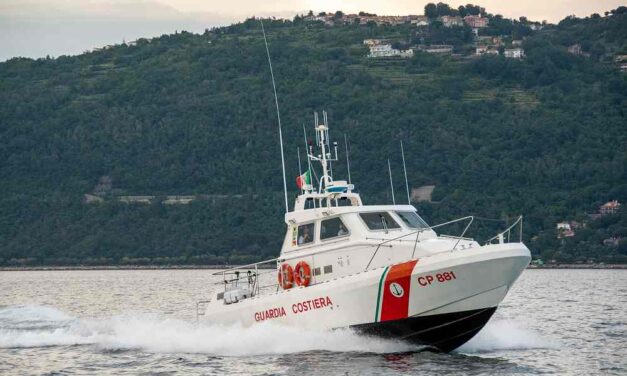 UNITÀ DA DIPORTO AFFONDA DAVANTI IL PORTO DI TRIESTE: NAUFRAGHI SOCCORSI DALLA GUARDIA COSTIERA
