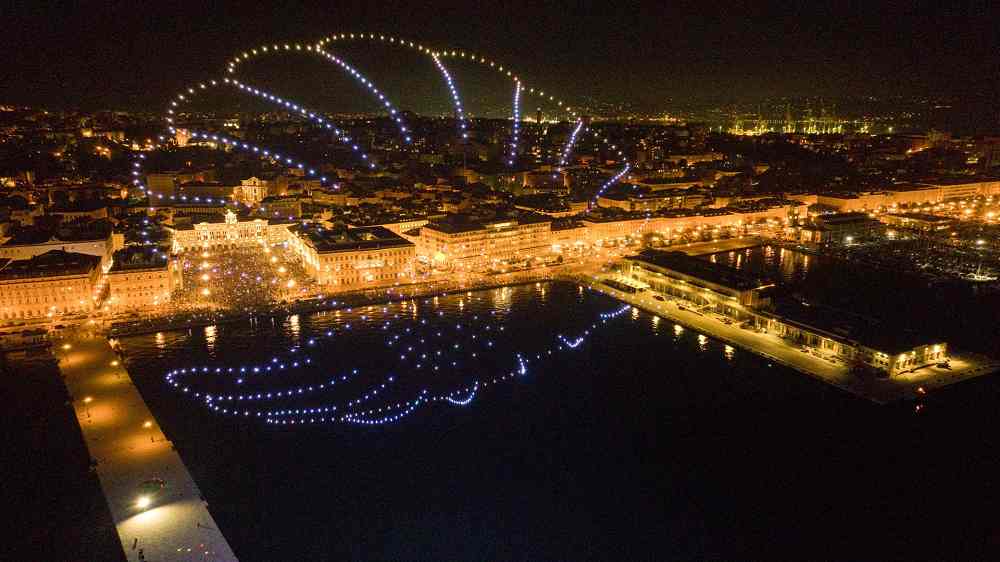 MARTEDÌ 18 AGOSTO IN PIAZZA UNITÀ A PARTIRE DALLE ORE 22 TRIESTE CELEBRA L’ESTATE CON LO SPETTACOLO “MILLE LUCI…SUL MARE: 1.000 DISPOSITIVI ILLUMINANTI PER UNA TRADIZIONE SOSTENIBILE