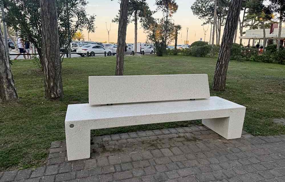 Prosegue il percorso di riqualificazione del parco pubblico affacciato sul mare di Lignano Pineta: installate quindici nuove panchine
