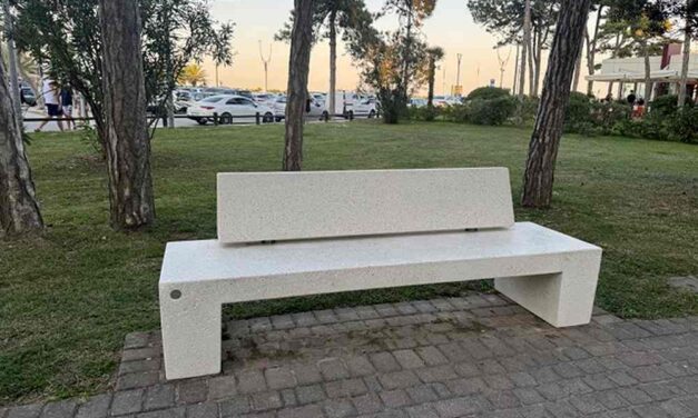 Prosegue il percorso di riqualificazione del parco pubblico affacciato sul mare di Lignano Pineta: installate quindici nuove panchine