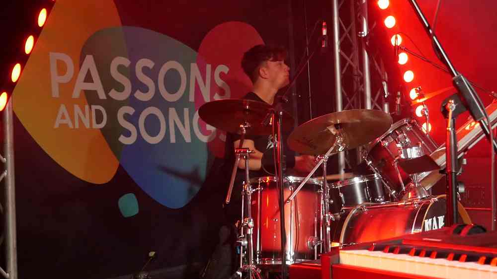APERTE LE ISCRIZIONI AL CONCORSO CANORO “PASSONS & SONGS”, CHE METTE IN PALIO UNA REGISTRAZIONE PROFESSIONALE IN STUDIO, CON DISTRIBUZIONE DIGITALE: C’E’ TEMPO FINO AL 20 AGOSTO