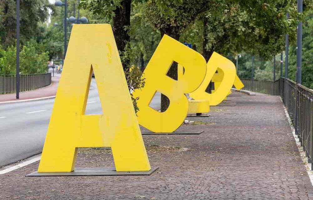 A PORDENONE IL TRASLOCO DELL’ALFABETIERE DI PORDENONELEGGE LUNGO LA RIVIERASCA