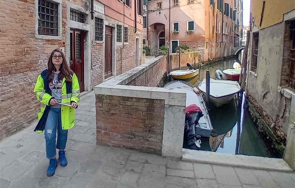 POSTE ITALIANE, ELEONORA CANNAS, UNA POSTINA NEL CUORE DELL’ESTATE VENEZIANA: “VENEZIA È UNA SORPRESA CONTINUA”