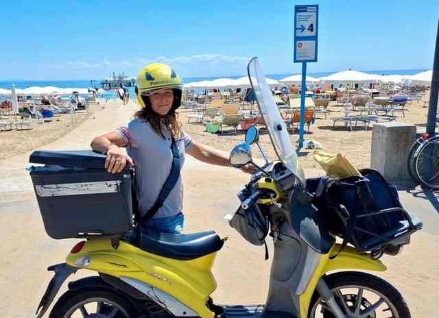 POSTE ITALIANE: LA PORTALETTERE DI LIGNANO TRA IL MARE E LA FOCE DEL TAGLIAMENTO