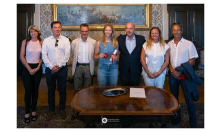 IL SINDACO E L’ASSESSORE ALLO SPORT HANNO CONSEGNATO UN RICONOSCIMENTO ALLA VELISTA CATERINA SEDMAK, DEL SIRENA TRŽASKI POMORSKI KLUB