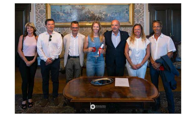 IL SINDACO E L’ASSESSORE ALLO SPORT HANNO CONSEGNATO UN RICONOSCIMENTO ALLA VELISTA CATERINA SEDMAK, DEL SIRENA TRŽASKI POMORSKI KLUB