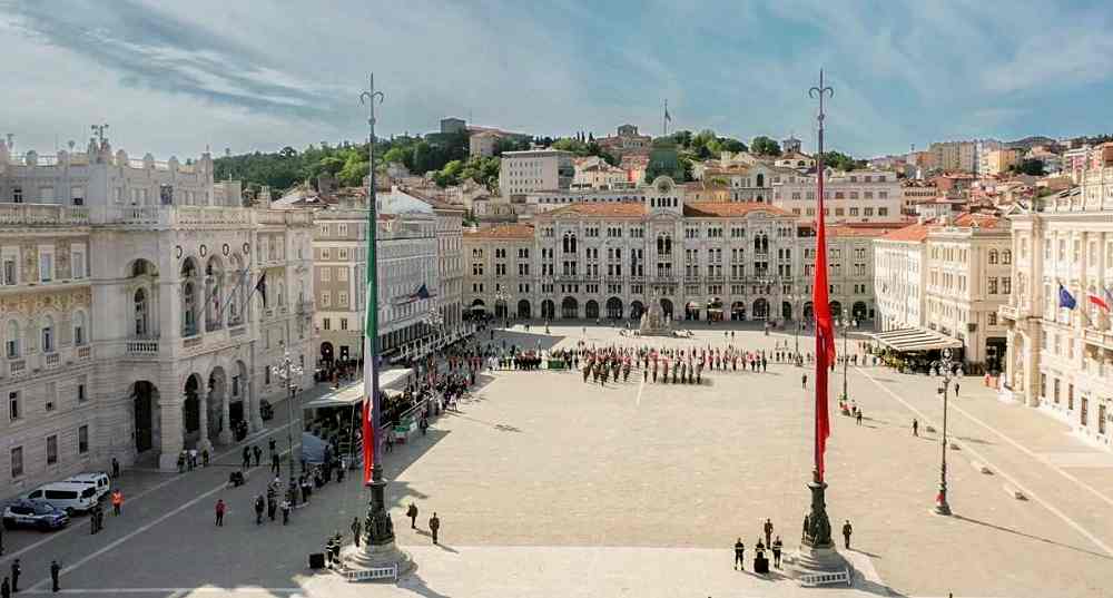 MERCOLEDÌ 16 SETTEMBRE ALLE ORE 10 IN PIAZZA DELL’UNITÀ D’ITALIA SI SVOLGERÀ LA CERIMONIA DI COMMEMORAZIONE DEL 70° ANNIVERSARIO DELLA PRESENZA DEL REGGIMENTO “PIEMONTE CAVALLERIA” A TRIESTE