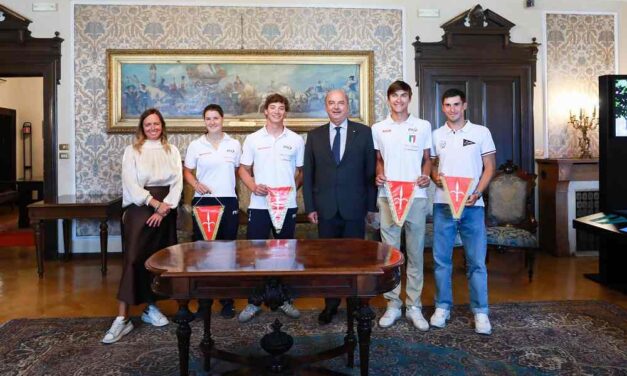 IL SINDACO DIPIAZZA E L’ASSESSORE LODI HANNO RICEVUTO IN SALOTTO AZZURRO UN GRUPPO DI PROMETTENTI GIOVANI VELISTI