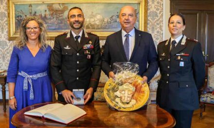 IL SINDACO ROBERTO DIPIAZZA HA CONFERITO IL SIGILLO TRECENTESCO A GIANLUCA MIGLIOZZI, COMANDANTE PROVINCIALE DEI CARABINIERI